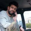 Gerard Piqué hablando por teléfono subido a un helicóptero