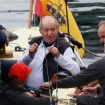 Juan Carlos I en un barco rodeado de asistentes y amigos