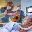 Musicoterapeutas tocando para un niño ingresado en el hospital