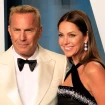 Kevin Costner con su pareja.