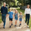 El príncipe Guillermo de Inglaterra y Kate Middleton paseando con sus hijos.
