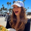 Carlota Boza con una pizza en la playa (imagen de redes).