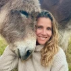 Elsa Pataky con uno de sus burros (redes).