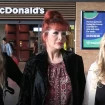 Yola Berrocal, Yurena y Malena Gracia, en la estación de Sevilla.