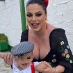 Marisa Jara en una foto con su hijo vestidos para de romería.