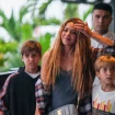 Shakira paseando con sus hijos.