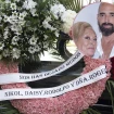 Corona de Flores y el hijo de Mari Carmen y sus muñecos en el entierro