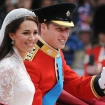 El Príncipe Guillermo y Kate Middleton saludando desde el carruaje oficial en el día de su boda.