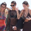 Marta paseando por la playa con sus amigas.