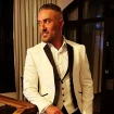 Kiko Hernández en traje blanco en una boda.