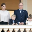 Charlen y Alberto de Mónaco en el balcón junto a sus dos hijos.