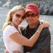 Michael J. Fox posando abrazado a su mujer.