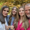 La familia real, en su famoso "selfie" en la graduación de Leonor.