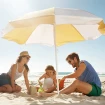 Familia en la playa protegidos del sol por una sombrilla.