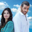 Can Yaman junto a la actriz junto a la que protagoniza su nueva serie.