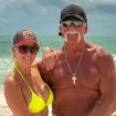 Hulk Hogan posando junto a su pareja.
