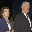 Mario Vargas Llosa con su mujer.