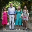 La familia real paseando por un jardín.