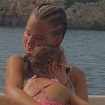 Laura Escanes con su hija Roma en un barco