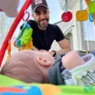 Roberto Leal en una imagen con su hijo Leo de bebé