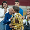 Manuel Díaz con su padre, su mujer y sus hijos en su retirada