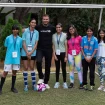 Beckham posa con un grupo de niñas con las que jugó un partido de fútbol.