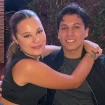 Manuela Sanz, hija de Alejandro Sanz, con su novio en 2021