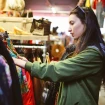 Chica comprando ropa de segunda mano.