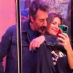 Nuria Roca y Juan del Val abrazados en una foto en el espejo