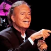 Julio Iglesias cantando