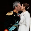 Federico de Dinamarca y Mary Donaldson el día de la coronación escenificaron su reconciiación con un beso.
