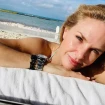 Genoveva Casanova en una imagen en la playa con una pulsera negra