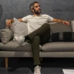 Roberto Leal sentado en un sofá