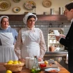 Simona y Candela las cocineras de la serie 'La Promesa'.