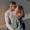 Adara Molinero y Alex Ghita dándose un beso.