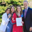 El rey Felipe, la reina Letizia la princesa Leonor y la infanta Sofía posando juntos en el internado de Gales.