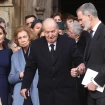 Juan Carlos salió de la misa por su cuñado, Constantino, del brazo de Felipe y ambos seguidos por Sofía y Letizia.