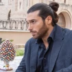 Can Yaman en Turquía posando.