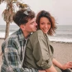 Zayra Gutiérrez con su novio, Miki Mejías, en la playa.