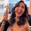 Paz Padilla sujetando un premio Oscar.