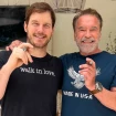 Chris Pratt posando abrazado a su suegro Arnold Schwarzenegger.