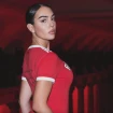 Georgina Rodríguez posando con un vestido rojo.