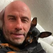 John Travola con un perro.