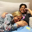 Belén Esteban abrazada a la barriga de embarazada de Anabel Pantoja.