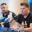 Andy y Lucas hablando con la prensa.