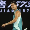 Carlos Alcaraz jugando el Open de Australia.