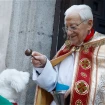 Padre Ángel bendiciendo un perro.