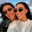 Nagore Robles con su novia en la playa.