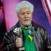 Pedro Almodóvar con el premio Feroz
