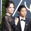 Pax hijo de Angelina Jolie posando juntos